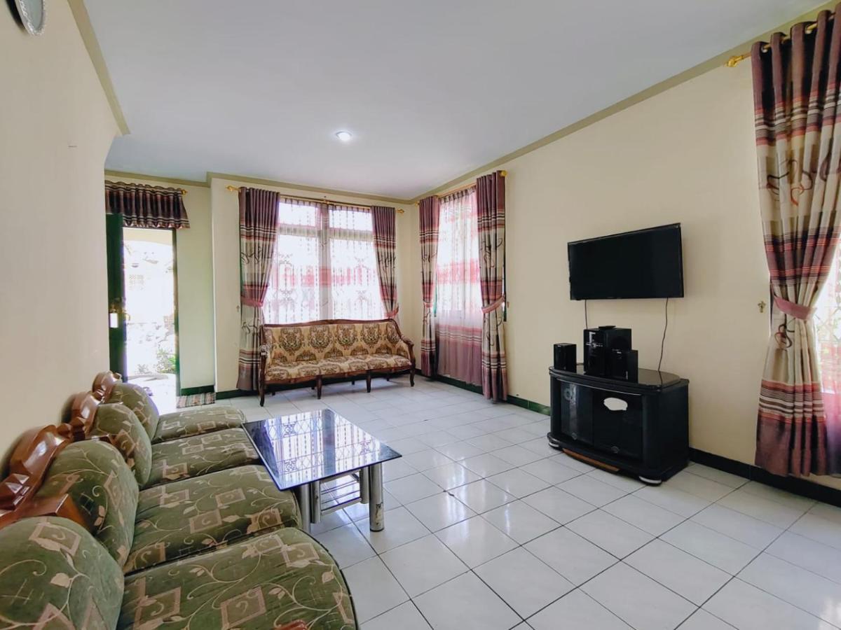 Villa Semesta Cikundul Экстерьер фото