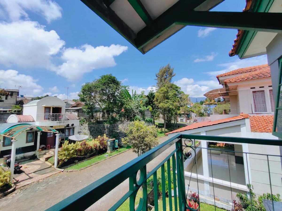 Villa Semesta Cikundul Экстерьер фото